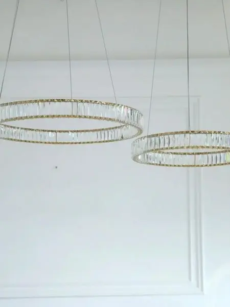 Żyrandol Kryształowy Złoty Ring Nowoczesny CRYSTAL w towarzystwie mebli na zamówienie od Primavera Home.