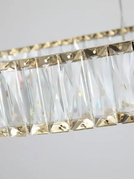 Wyróżniające się osiągnięcie Żyrandola Kryształowego Złotego Ringu Nowoczesnego CRYSTAL, perfekcja w oświetleniu. Ekspozycja w salonie od Primavera Home.