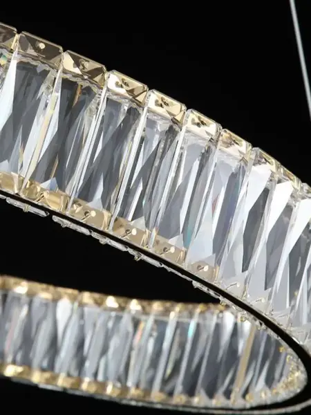 Przytulna aranżacja z Żyrandolem Kryształowym Złotym Ring Nowoczesnym CRYSTAL od Primavera Home.