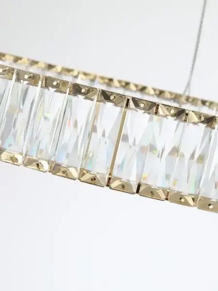 Światło Żyrandola Kryształowego Złotego Ringu Nowoczesnego CRYSTAL w wieczornej aranżacji, nadające atmosferę elegancji. Ekspozycja w salonie od Primavera Home.