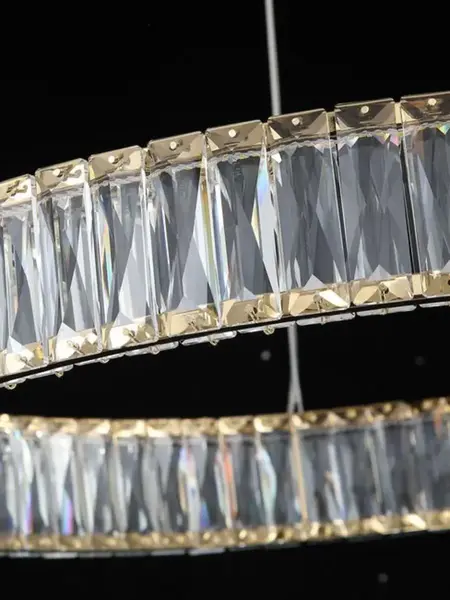 Żyrandol Kryształowy Złoty Ring Nowoczesny CRYSTAL w eleganckim wnętrzu, idealnym do stylizacji od Primavera Home.