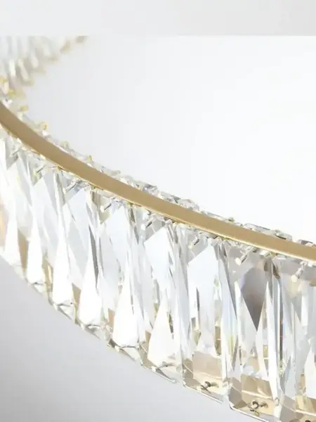 Kąt widzenia na Żyrandol Kryształowy Złoty Ring Nowoczesny CRYSTAL na suficie, tworzy niesamowitą atmosferę. Meble na zamówienie od Primavera Home.