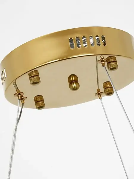 Żyrandol Kryształowy Ring Złoty 80 cm Diamond w ciemnym wnętrzu. Meble na zamówienie od Primavera Home.