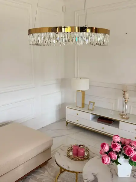 Widok z boku na Żyrandol Kryształowy Ring Złoty 80 cm Diamond. Detal wykończenia od Primavera Home.