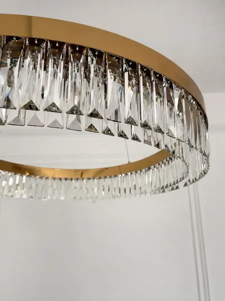 Żyrandol Kryształowy Ring Złoty 80 cm Diamond z widokiem z boku. Detal wykończenia od Primavera Home.