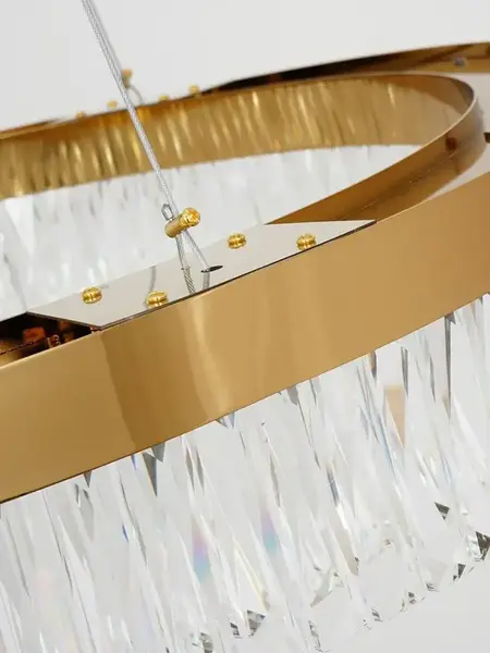 Detal kryształu Żyrandola Kryształowego Ring Złotego 80 cm Diamond. Detal wykończenia według Primavera Home.