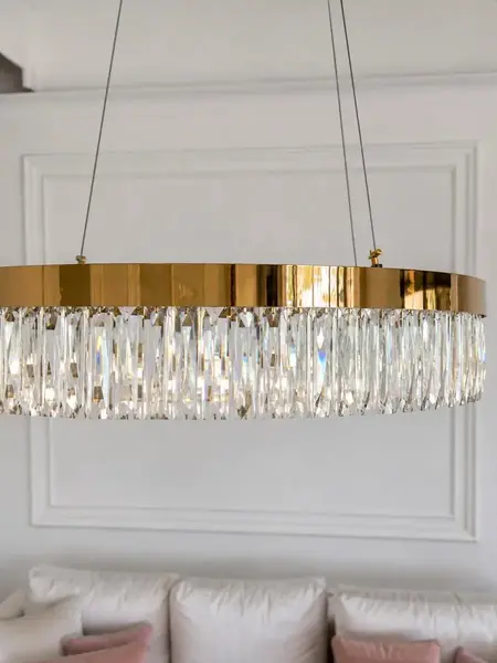 Widok z góry na Żyrandol Kryształowy Ring Złoty 80 cm Diamond pokazujący jego pełny kształt. Detal wykończenia od Primavera Home.