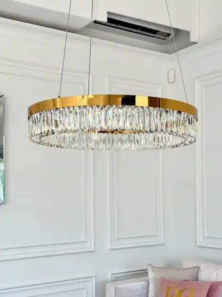 Widok rękawa Żyrandola Kryształowego Ring Złotego 80 cm Diamond. Ekspozycja w salonie od Primavera Home.