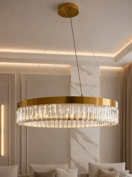 Montaż Żyrandola Kryształowego Ring Złotego 80 cm Diamond na suficie. Meble na zamówienie od Primavera Home.