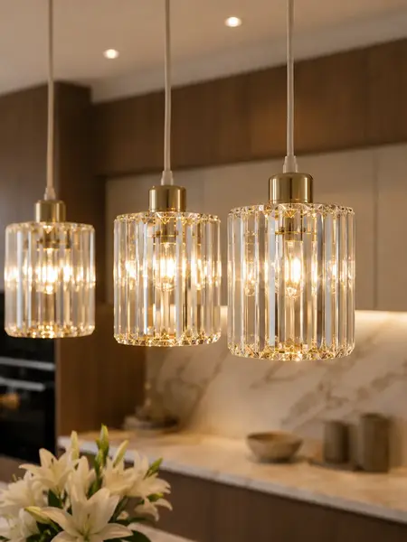Żyrandol Kryształowy Stars L Podłużny Złoty widoczny z perspektywy, dodający elegancji każdemu pomieszczeniu. Produkty Primavera Home.
