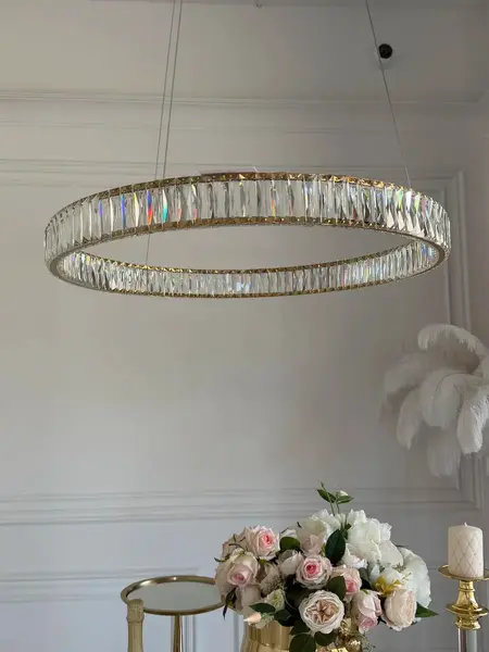 Aranżacja nowoczesnego wnętrza z Żyrandolem Kryształowym Złotym Ring Nowoczesnym CRYSTAL od Primavera Home.