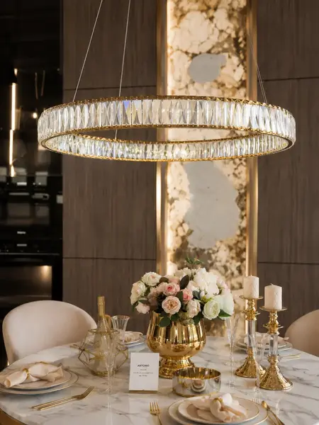 Perspektywa na Żyrandol Kryształowy Złoty Ring Nowoczesny CRYSTAL, ekskluzywne oświetlenie w przestronnym wnętrzu od Primavera Home.