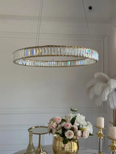 Widok z boku na Żyrandol Kryształowy Złoty Ring Nowoczesny CRYSTAL, podkreślający jego elegancję. Ekspozycja w salonie od Primavera Home.