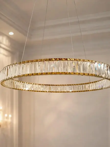 Żyrandol Kryształowy Złoty Ring Nowoczesny CRYSTAL w ujęciu z przodu. Oświetlenie na zamówienie od Primavera Home.
