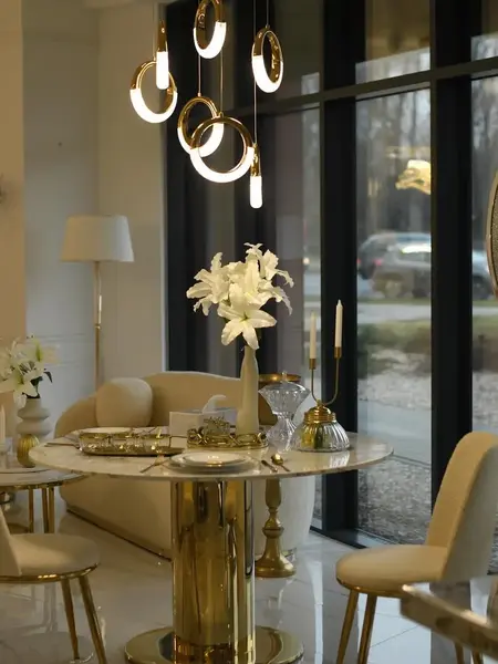 Żyrandol w rzeczywistej aranżacji, idealny do każdego nowoczesnego wnętrza. Oferowany przez Primavera Home.
