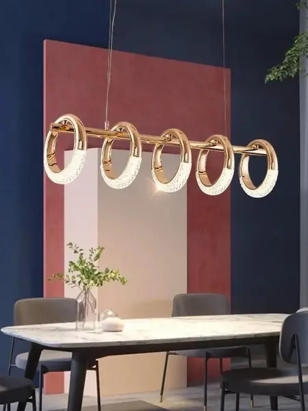 Zbliżenie na źródła światła LED lampy wiszącej. Detal wykończenia od Primavera Home.