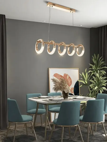 Lampa wisząca na tle eleganckich mebli w salonie. Ekspozycja w salonie od Primavera Home.
