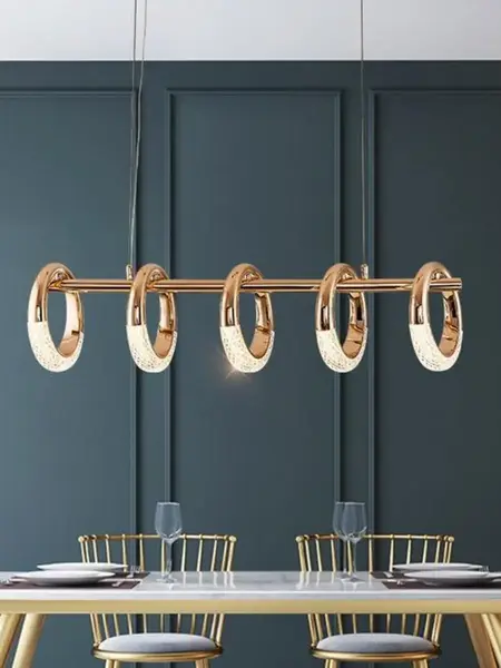 Lampa wisząca w nowoczesnym salonie, doskonale wpisująca się w wystrój. Mebel na zamówienie od Primavera Home.