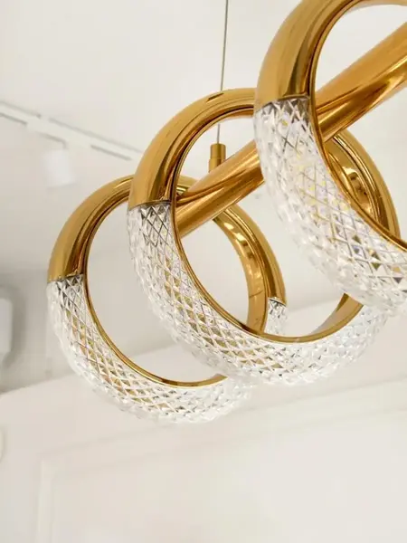 Lampa wisząca nad stołem w eleganckiej jadalni. Detal wykończenia od Primavera Home.