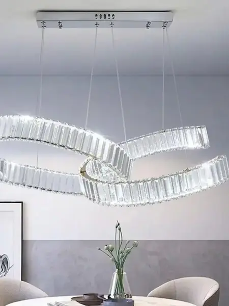 Perspektywa na żyrandol kryształowy COMO Ringi Srebrny w dynamicznej aranżacji, Twój wybór od Primavera Home.