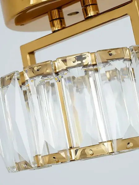 Lampa Sufitowa Kryształowa pojedynczy punkt świetlny DIAMOND XS , lampa glamour – Primavera Home z dalekiego planu, otoczona stylowymi meblami.