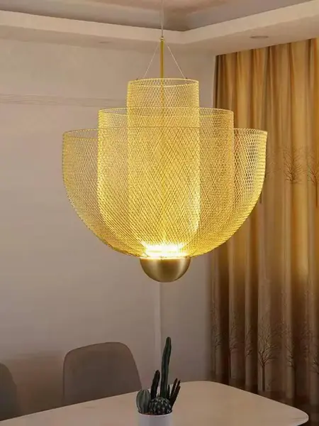 Lampa wisząca złota Florencja widziana z lateralnej perspektywy. Ekspozycja w salonie od Primavera Home.