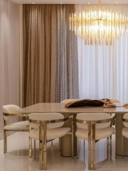 Designerskie Krzesło Romeo – Styl Włoski na tle innych mebli. Ekspozycja w salonie od Primavera Home.