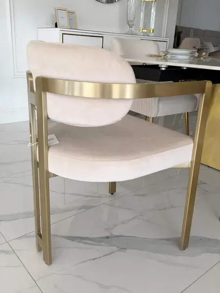 Z perspektywy Designerskie Krzesło Romeo – Styl Włoski w nowoczesnym wnętrzu. Meble na zamówienie od Primavera Home.