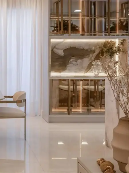 Designerskie Krzesło Romeo – Styl Włoski w towarzystwie stolika. Ekspozycja w salonie od Primavera Home.