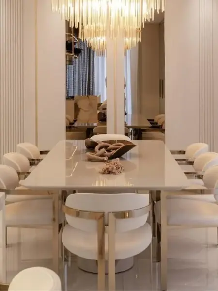 Widok od dołu Designerskiego Krzesła Romeo – Styl Włoski. Aranżacja nowoczesnego wnętrza od Primavera Home.