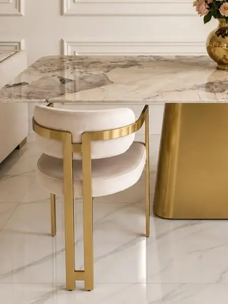 Designerskie Krzesło Romeo – Styl Włoski w ujęciu z przodu. Oświetlenie na zamówienie od Primavera Home.