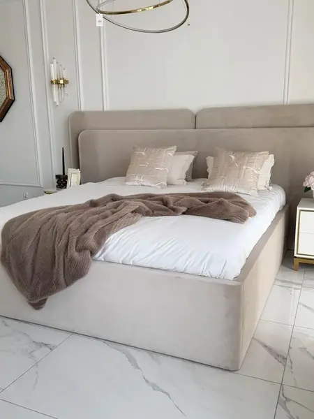 Zbliżenie na detal tkaniny w Ekskluzywnym Łóżku Serena – Tapicerowane z Designerskim Wezgłowiem. Wyjątkowa jakość od Primavera Home.