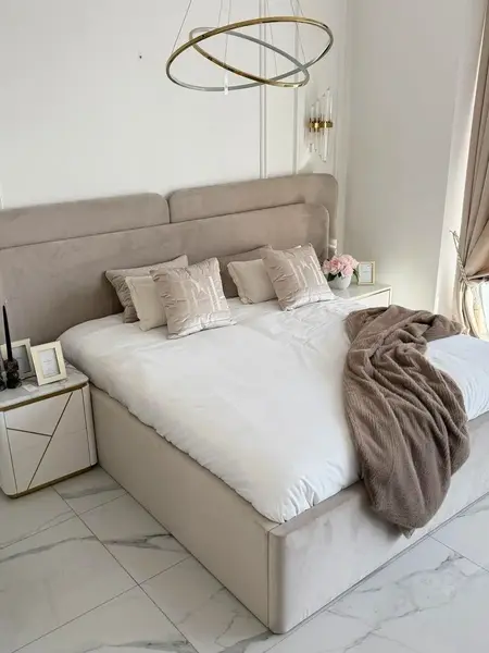 Perspektywa na Ekskluzywne Łóżko Serena – Tapicerowane z Designerskim Wezgłowiem, pokazująca jego stylowy design. Meble na zamówienie od Primavera Home.
