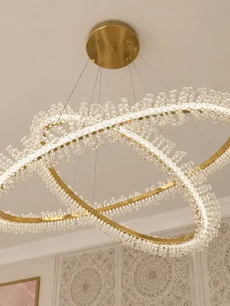 Żyrandol Kryształowy Brina XL Glamour Złoty – Luksusowa Lampa Wisząca dwupoziomowa w eleganckiej ramie. Aranżacja nowoczesnego wnętrza od Primavera Home.