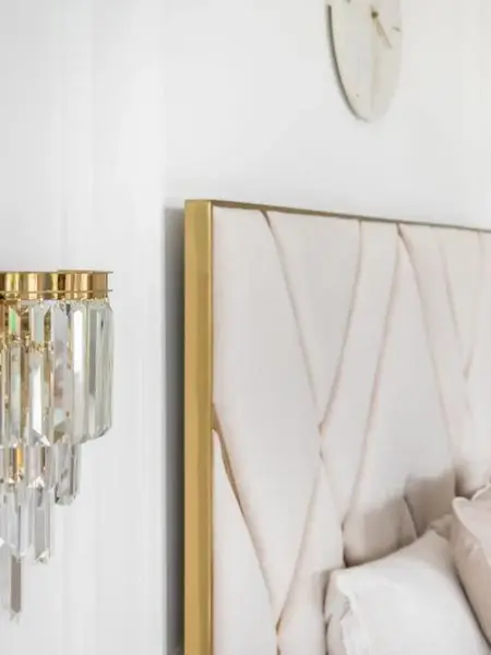Kinkiet w momencie włączonym, pokazującym jego dystrybucję światła. Design od Primavera Home.