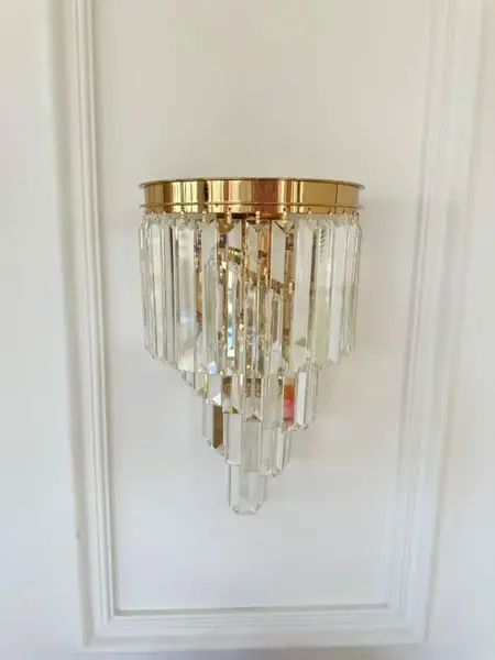 Widok lampy z dołu, eksponujący jej elegancję i styl. Wnętrze od Primavera Home.