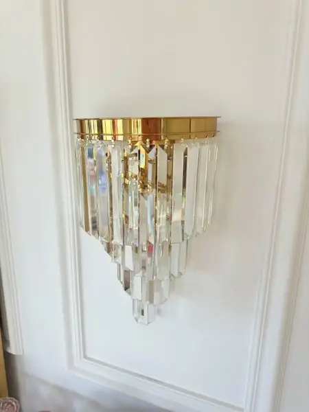 Widok z góry na kinkiet, eksponujący jego formę i detale. Lampa od Primavera Home.