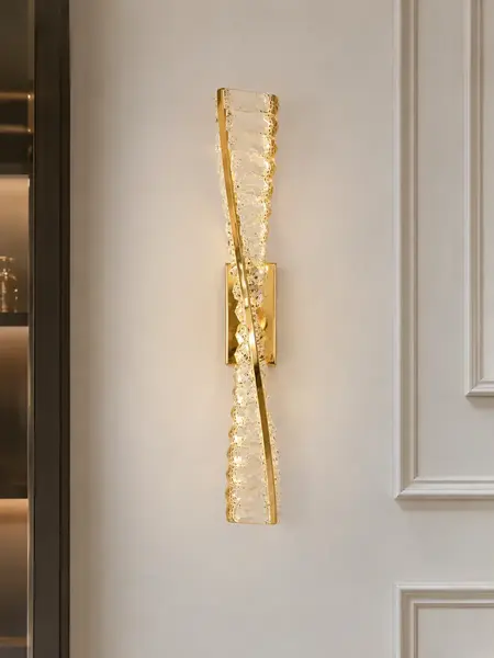 Stylowe aranżacje z Kinkietem Kryształowym Złotym Podłużnym Crystal w tle. Aranżacja nowoczesnego wnętrza od Primavera Home.