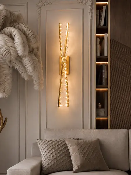Kinkiet Kryształowy Złoty Podłużny Crystal w salonie z eleganckimi meblami. Ekspozycja w salonie od Primavera Home.