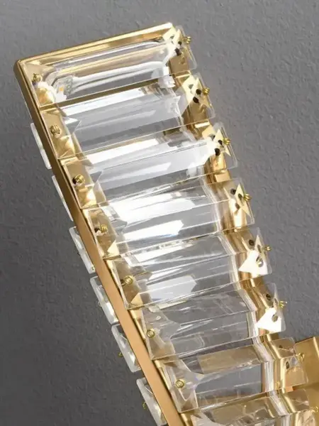 Kinkiet Kryształowy Złoty Podłużny Crystal w szerokiej perspektywie, ukazujący jego elegancję w całej okazałości. Aranżacja nowoczesnego wnętrza od Primavera Home.