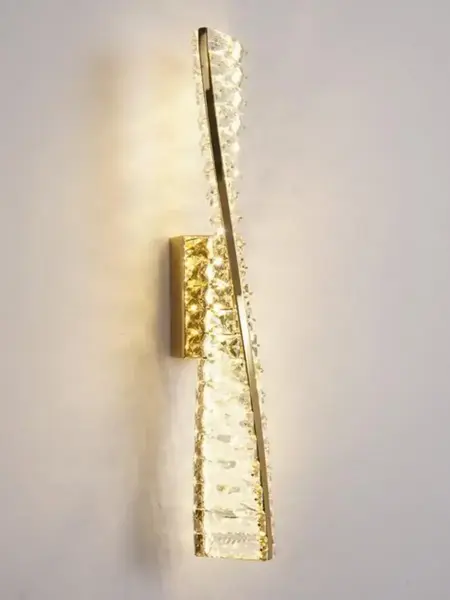 Kinkiet Kryształowy Złoty Podłużny Crystal w salonie, oświetlający całą przestrzeń. Ekspozycja w salonie od Primavera Home.