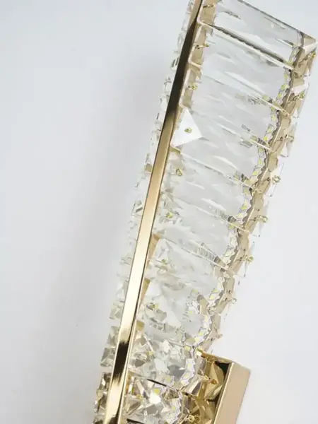 Widok Kinkietu Kryształowego Złotego Podłużnego Crystal od dołu, eksponujący jego wyrafinowany design. Ekspozycja w salonie od Primavera Home.