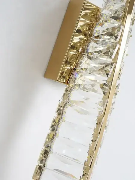 Wizualizacja Kinkietu Kryształowego Złotego Podłużnego Crystal w jasnym salonie, harmonijne połączenie z otoczeniem. Aranżacja nowoczesnego wnętrza od Primavera Home.