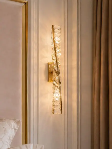 Kinkiet Kryształowy Złoty Podłużny Crystal uwydatniony w perspektywie z góry. Ekspozycja w salonie od Primavera Home.