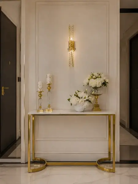 Detal wykończenia konsoli glamour, nowoczesnej, złotej białej marmur LOLA. Oferowane przez Primavera Home.