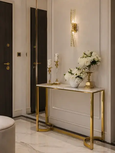 Konsola glamour, nowoczesna, złota biała marmur LOLA w ustawieniu w nowoczesnym wnętrzu. Kreacja od Primavera Home.