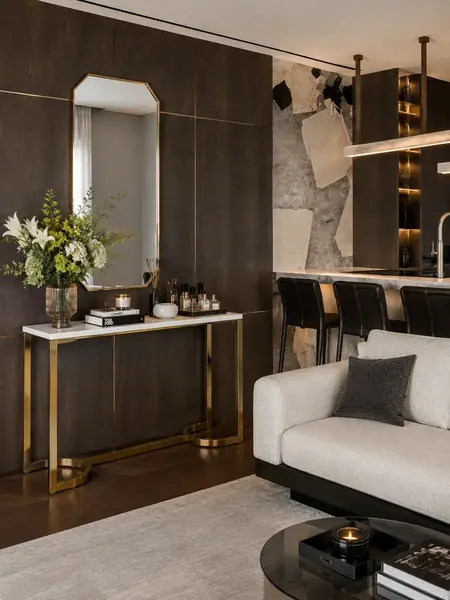 Perspektywa konsoli glamour, nowoczesnej, złotej białej marmur LOLA w eleganckim wnętrzu. Oferuje Primavera Home.