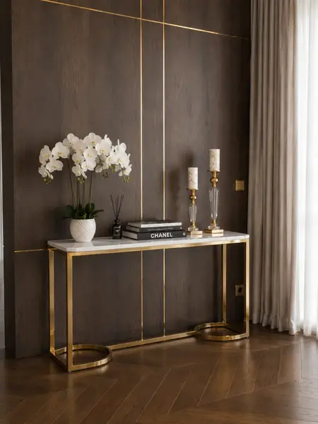 Konsola glamour, nowoczesna, złota biała marmur LOLA w ekspozycji w showroomie. Meble na zamówienie z Primavera Home.