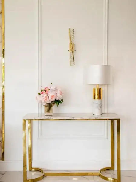 Konsola glamour, nowoczesna, złota biała marmur LOLA z nowoczesnymi lampami wokół. Stylizacja od Primavera Home.