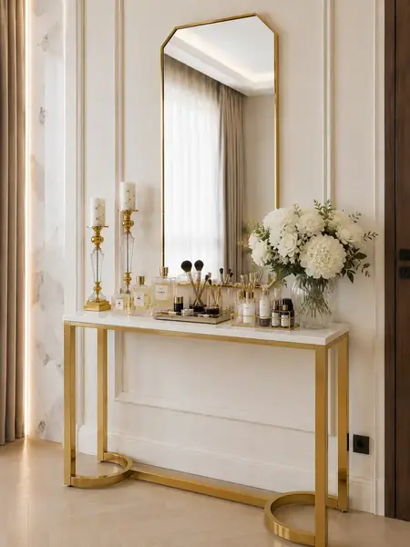 Konsola glamour, nowoczesna, złota biały marmur LOLA w ujęciu z przodu. Oświetlenie na zamówienie od Primavera Home.